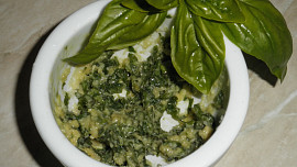 Bazalkové pesto s parmezánem