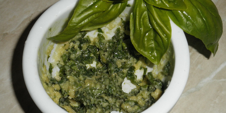Bazalkové pesto s parmezánem (Bazalkové pesto s parmezánem)