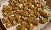 Besan barfi (indický dezert z cizrnové mouky) (Besan barfi v mini verzi :))