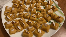 Besan barfi (indický dezert z cizrnové mouky)