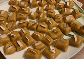 Besan barfi (indický dezert z cizrnové mouky) (Besan barfi v mini verzi :))