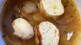 Cibulová polévka s česnekem