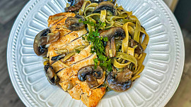 Fettuccine ve smetanové omáčce s krémovými žampiony a kuřecím masem