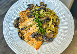 Fettuccine ve smetanové omáčce s krémovými žampiony a kuřecím masem