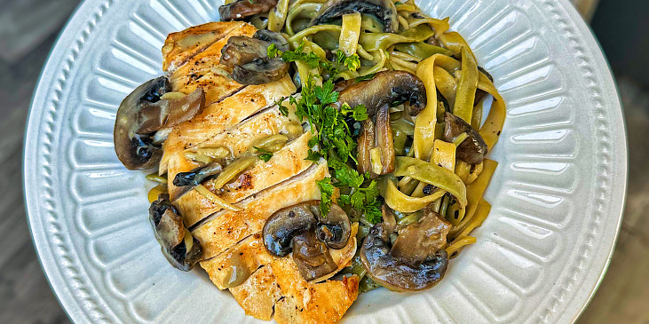 Fettuccine ve smetanové omáčce s krémovými žampiony a kuřecím masem