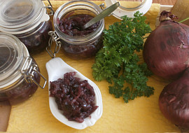 Karamelizovaná červená cibule