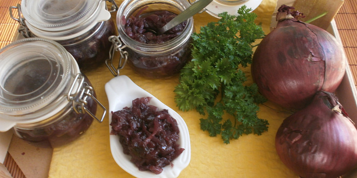 Karamelizovaná červená cibule