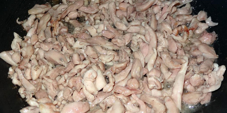 Kuřecí salát s těstovinami a lososem