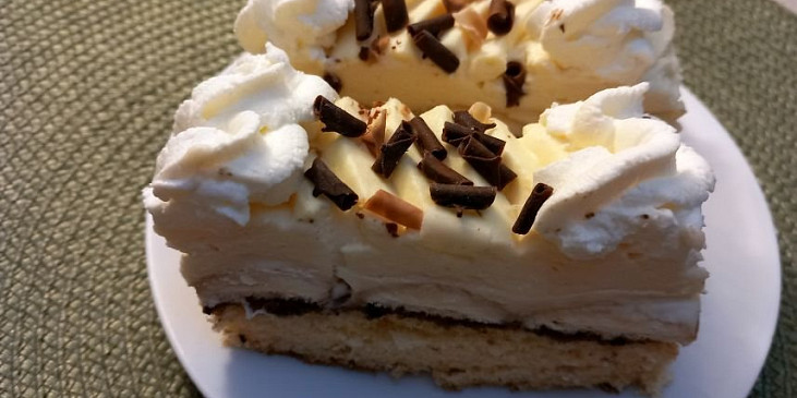 Piškotové řezy s džemem, mascarpone krémem a šlehačkou