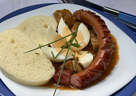 Vepřový chalupářský guláš s vejcem a opečeným párkem