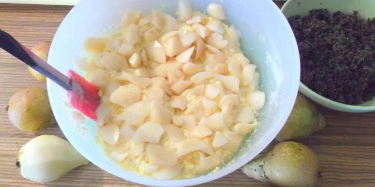 Hruškový koláč s makovou drobenkou