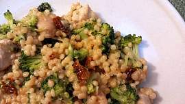 Kuřecí maso se sušenými rajčaty a brokolicí se smetanou