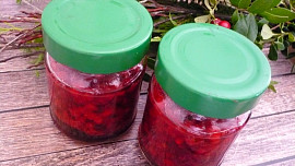 Sterilované brusinky (rybíz, rakytník)