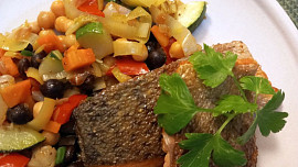 Cizrnový teplý salát s rybou