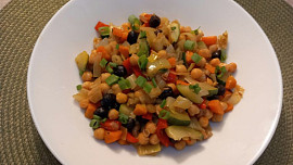 Cizrnový teplý salát s rybou