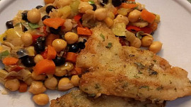 Cizrnový teplý salát s rybou