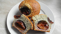 Muffiny se švestkami a mákem