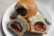 Muffiny se švestkami a mákem