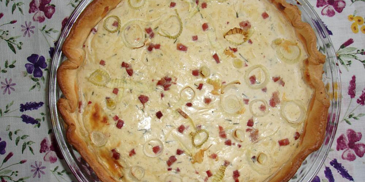 Slaný koláč se slaninou a cibulkou