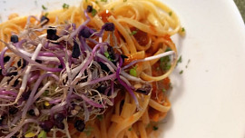 Špagety se směsí zeleniny a klíčky