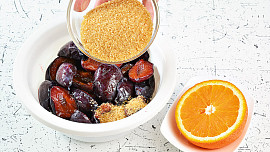 Švestkový crumble s ořechy