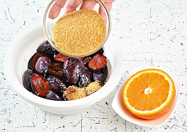 Švestkový crumble s ořechy
