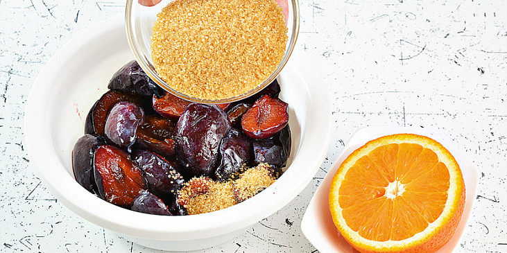 Švestkový crumble s ořechy