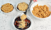 Švestkový crumble s ořechy