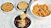 Švestkový crumble s ořechy