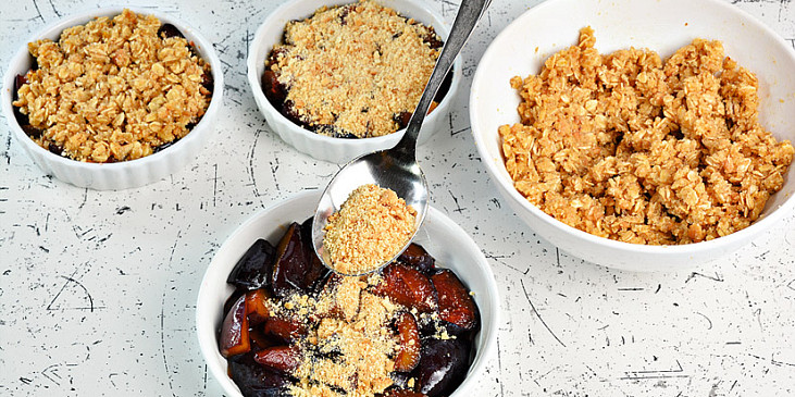Švestkový crumble s ořechy