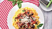 Tagliatelle s lilkem a rajčaty