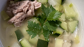 Cuketové polévka s vepřovým vývarem