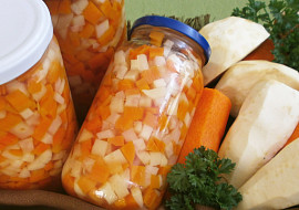 Kořenová zelenina ve sladkokyselém nálevu