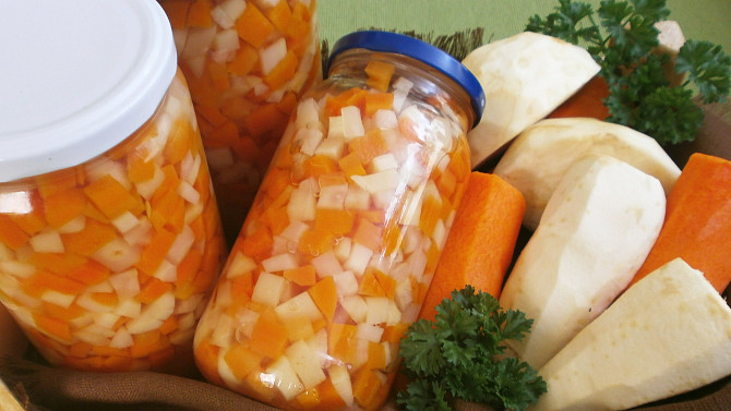Kořenová zelenina ve sladkokyselém nálevu