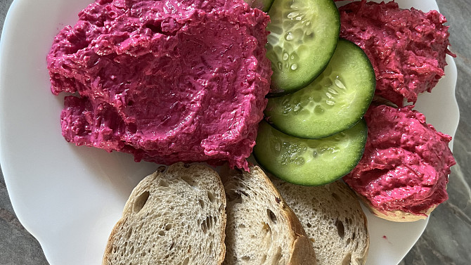 Pomazánka z červené řepy s křenem a Lučinou Pomazánka z červené řepy s křenem a Lučinou