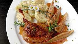 Kachní stehna s hruškami