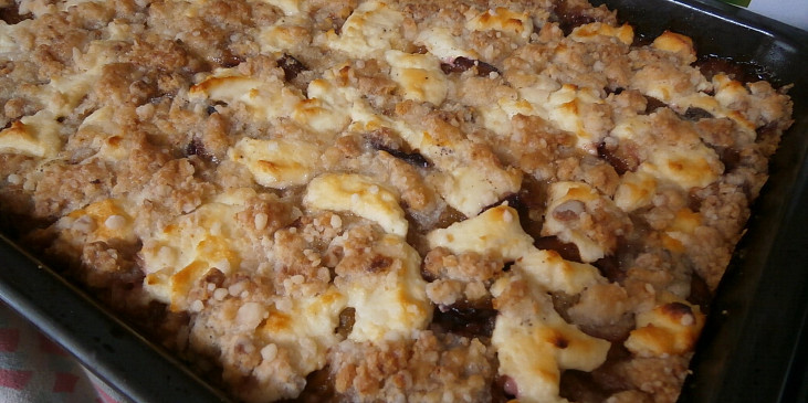 Křehký koláč s mákem, tvarohem a švestkami