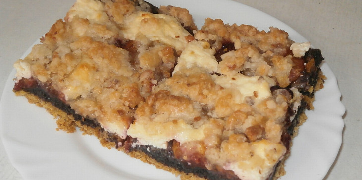Křehký koláč s mákem, tvarohem a švestkami