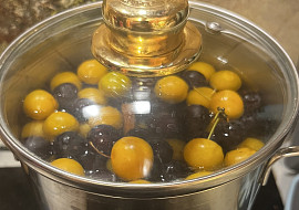 Mirabelkový sirup (Mirabelky v hrnci)