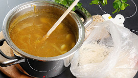 Zeleninová polévka s vločkami a rýžovými nudlemi