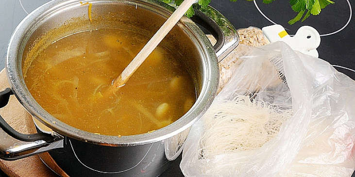 Zeleninová polévka s vločkami a rýžovými nudlemi