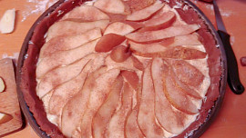 Hruškový koláč s tvarohem a drobenkou