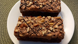 Kávové řezy s lískooříškovým krémem se šlehačkou