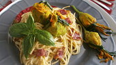 Plněné cuketové květy se špagetami à la carbonara