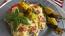 Plněné cuketové květy se špagetami carbonara