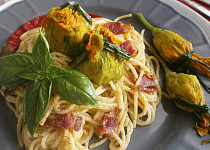 Plněné cuketové květy se špagetami à la carbonara