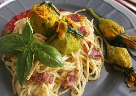 Plněné cuketové květy se špagetami carbonara