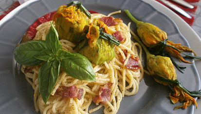 Plněné cuketové květy se špagetami carbonara
