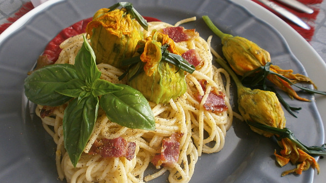 Plněné cuketové květy se špagetami carbonara