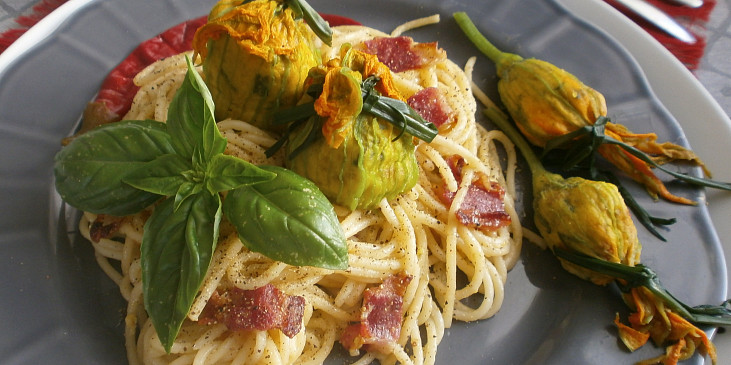 Plněné cuketové květy se špagetami carbonara